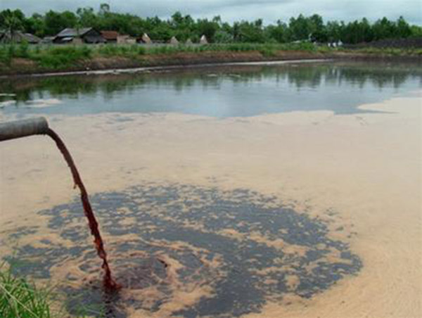 Nước ô nhiễm kim loại nặng thường gặp tại các lưu vực nước gần các khu công nghiệp, các nhà máy sản xuất hay các khu vực khai thác khoáng sản.
