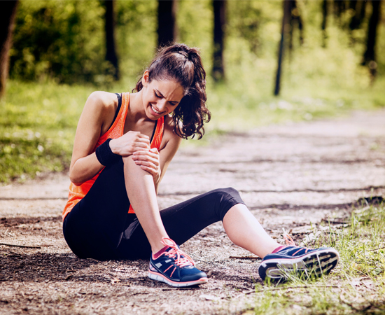 Khởi động kỹ trước khi chạy bộ giúp bạn giảm đau xóc bụng